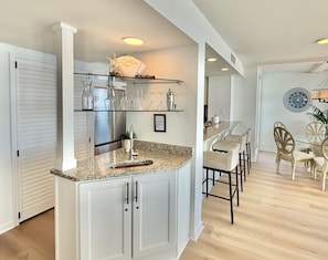Interior - Spacious, fully renovated corner unit #501. Large balcony, breathtaking views! (Garden City)