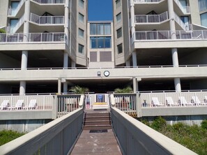Un immeuble à plusieurs étages avec un escalier central menant à un niveau inférieur.