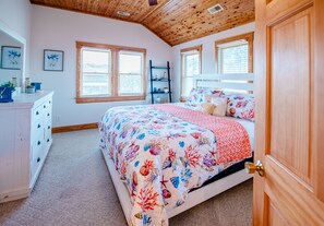5 bedrooms, desk, free WiFi, bed sheets - Bring your boat, water toys, & dogs. Awesome location! (Frisco)