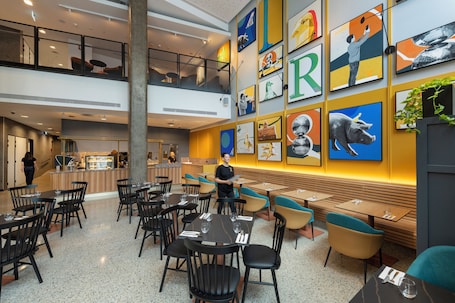 Se sirven desayunos, almuerzos y cenas; cocina mexicana