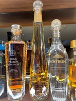 Trois bouteilles de tequila sur une étagère.