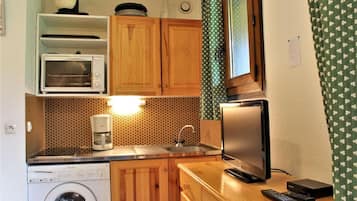 Fridge, microwave, oven, coffee/tea maker