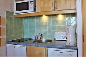 Kylskåp, mikrovågsugn, ugn och diskmaskin