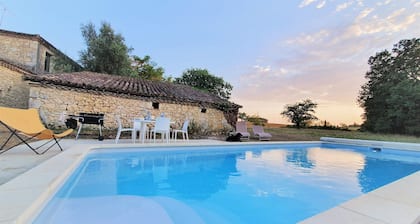 Grande maison de campagne dans une nature magnifique, mais proche du village