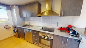 Een koelkast, een microgolfoven, een oven, een vaatwasser