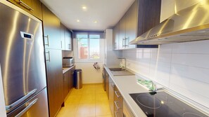 Een koelkast, een microgolfoven, een oven, een vaatwasser