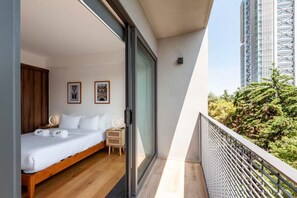 2 habitaciones, tabla de planchar con plancha, cuna de viaje y wifi 