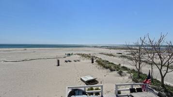 Plage à proximité, chaises longues, serviettes de plage