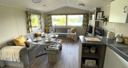 Beautiful 3BR Holiday Home in Stunning Location - Pass the Keys