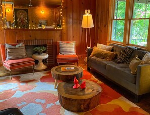 Télévision, livres, espaces bureaux