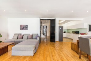 Fireplace - Spacious Modern Home in iconic Green Point (Cape Town)