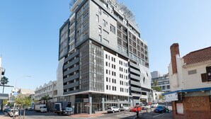 Ett hotell med flera våningar och en modern arkitektonisk design, med balkonger och en framträdande entré.