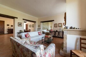 Een televisie en een open haard