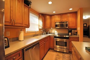 雪櫃、微波爐、焗爐、爐具