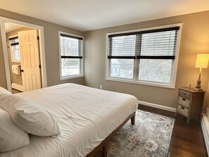 2 bedrooms, desk, iron/ironing board, WiFi