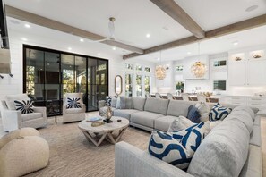 Smart TV, chimenea y estéreo 