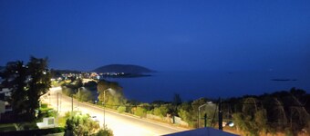 Sunset seaview apartment on the coast of Saronida