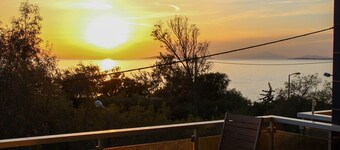 Sunset seaview apartment on the coast of Saronida