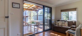 Tree Tops - Just metres from beautiful Swan Lake