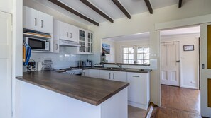 Fridge, microwave, oven, stovetop - Tree Tops - Just metres from beautiful Swan Lake (Cudmirrah)