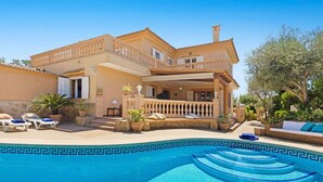 A two-story house with a swimming pool, outdoor seating, and a garden. - Villa Gioia (Tolleric)