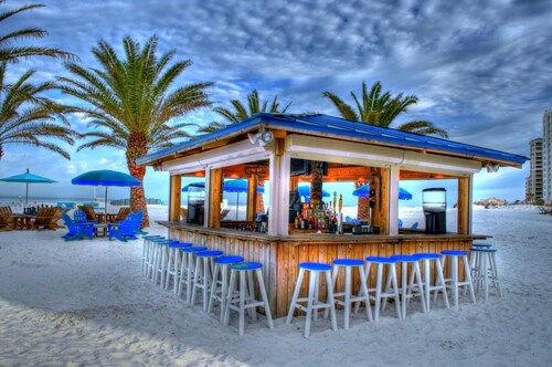 Up to 10 guests - Just min to Clearwater Beach & Indian Rocks Beach