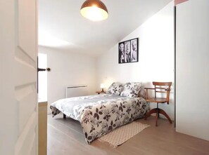 2 bedrooms, desk, iron/ironing board, free WiFi - Quiet town house 2km from Ile de Ré bridge (La Rochelle)