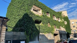 A building covered in ivy, with multiple windows and balconies. - ❤️CityCenter Rosetti Bohemian Rhapsody (București)