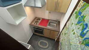 Réfrigérateur, four, plaque de cuisson, cafetière/bouilloire