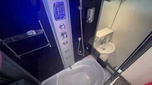 Combined shower/tub, jetted tub, towels, soap