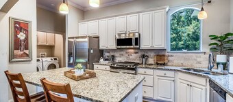 Pet friendly,king bed,jacuzzi tub,separate shower