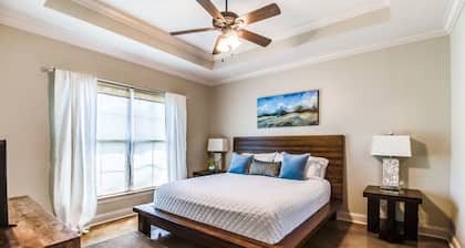 Pet friendly,king bed,jacuzzi tub,separate shower