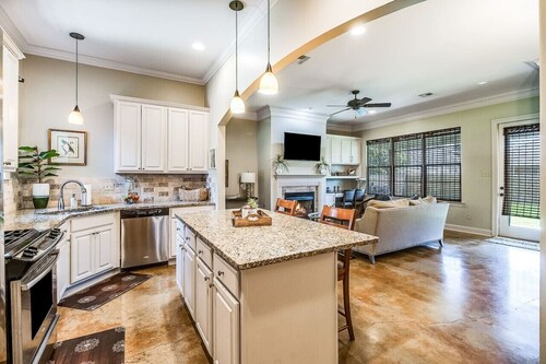 Pet friendly,king bed,jacuzzi tub,separate shower