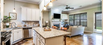 Pet friendly,king bed,jacuzzi tub,separate shower