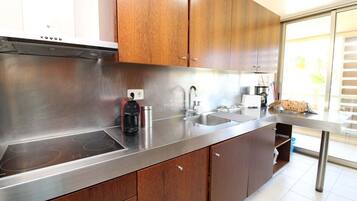 Fridge, microwave, oven, coffee/tea maker