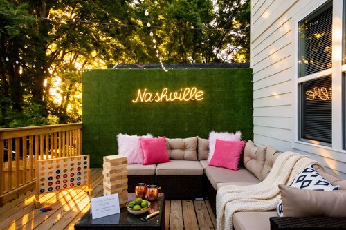 Spring private patio, chef's kitchen, parking near Broadway