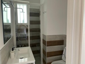Shower, hair dryer, bidet, towels - LA MAISON DU MAR (Bari)
