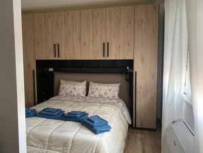 1 habitación, tabla de planchar con plancha y cuna de viaje 