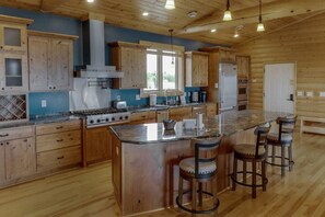 Fridge, microwave, oven, stovetop - Amazing Home- Beach, Dock, Water Toys, Firepit (Aitkin)