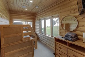 2 室のベッドルーム、アイロン / アイロン台、WiFi (無料)、ベッドシーツ