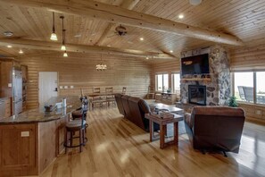 Smart TV, fireplace, stereo - Amazing Home- Beach, Dock, Water Toys, Firepit (Aitkin)