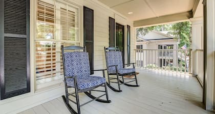 Alex and Us- Fantastic second floor unit directly across from the pool