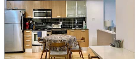 Køleskab, mikrobølgeovn, ovn, kogeplade