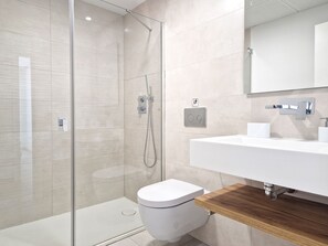 Shower, towels - ALBORADA HOMES (Benahavís)