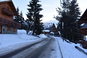 Exterior - 150m from ski slopes, 2nd floor, terrace, fireplace or stove, tv, ski locker, 120m², Méribel (Méribel - Les Allues)