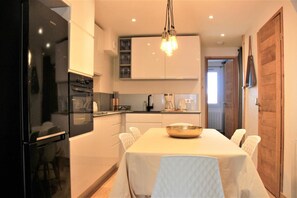 Fridge, microwave, oven, coffee/tea maker