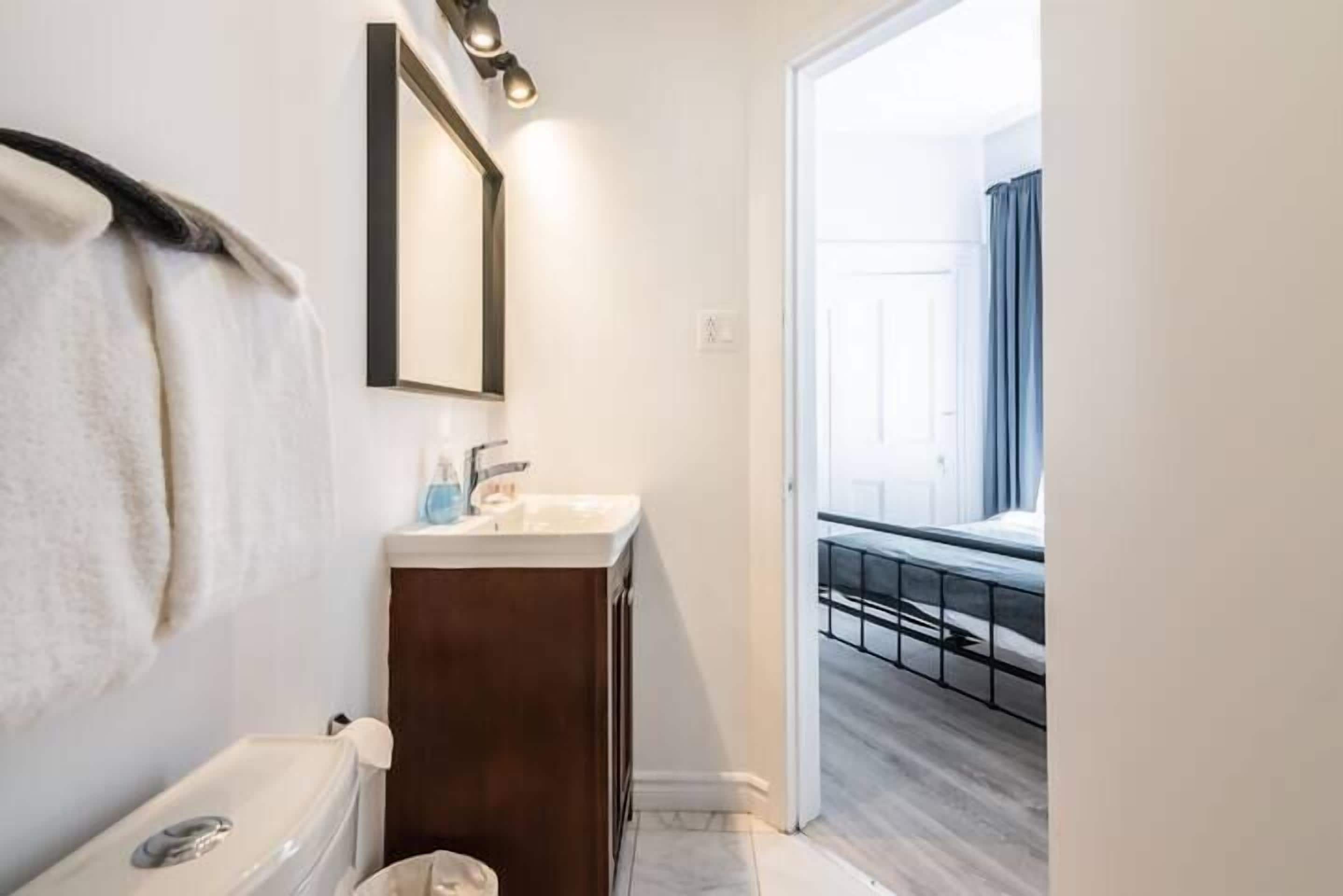 Deluxe-lejlighed | Badeværelse | Badekar, hårtørrer, håndklæder, Shampoo