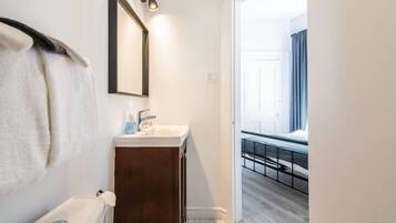 Deluxe-lejlighed | Badeværelse | Badekar, hårtørrer, håndklæder, Shampoo