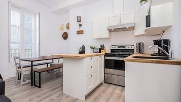 Apartemen Deluks | Makan di kamar