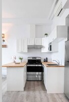 Deluxe-Apartment | Essbereich im Zimmer